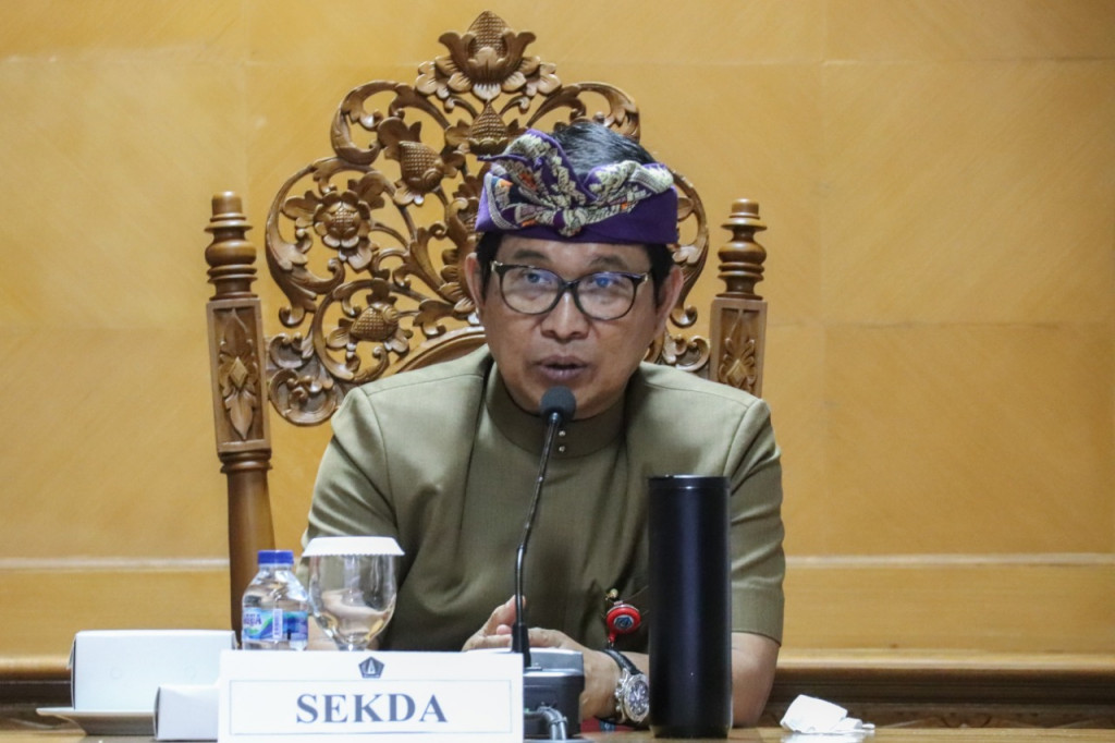 Sekda Adi Arnawa Pimpin Rapat Lanjutan Vaksinasi Booster